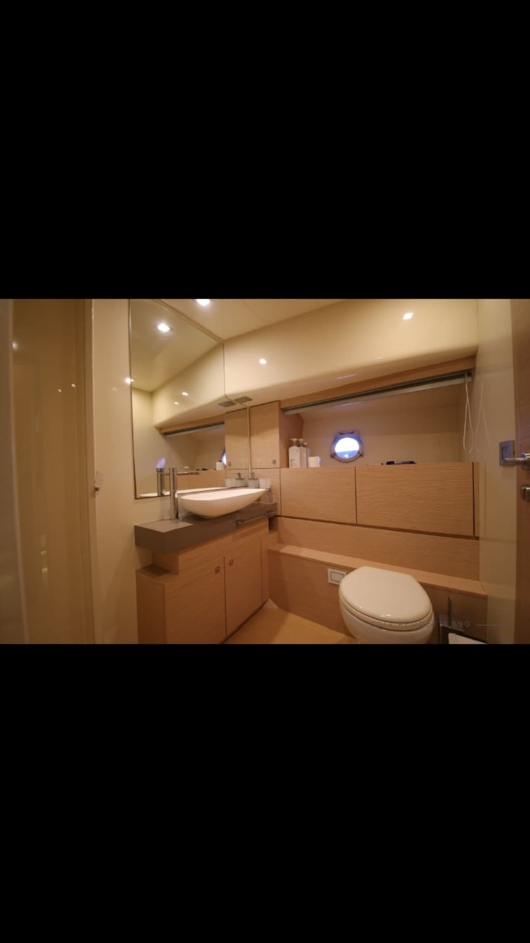 Ferretti 690 Flybridge Motor Yacht for Sale view 13