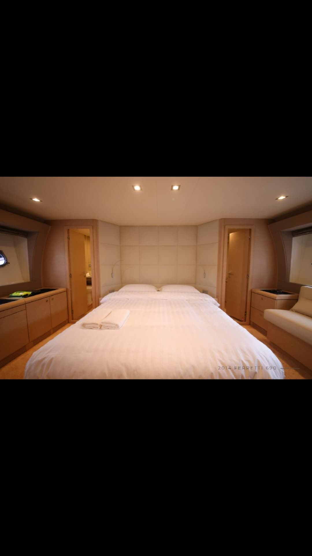 Ferretti 690 Flybridge Motor Yacht for Sale view 9