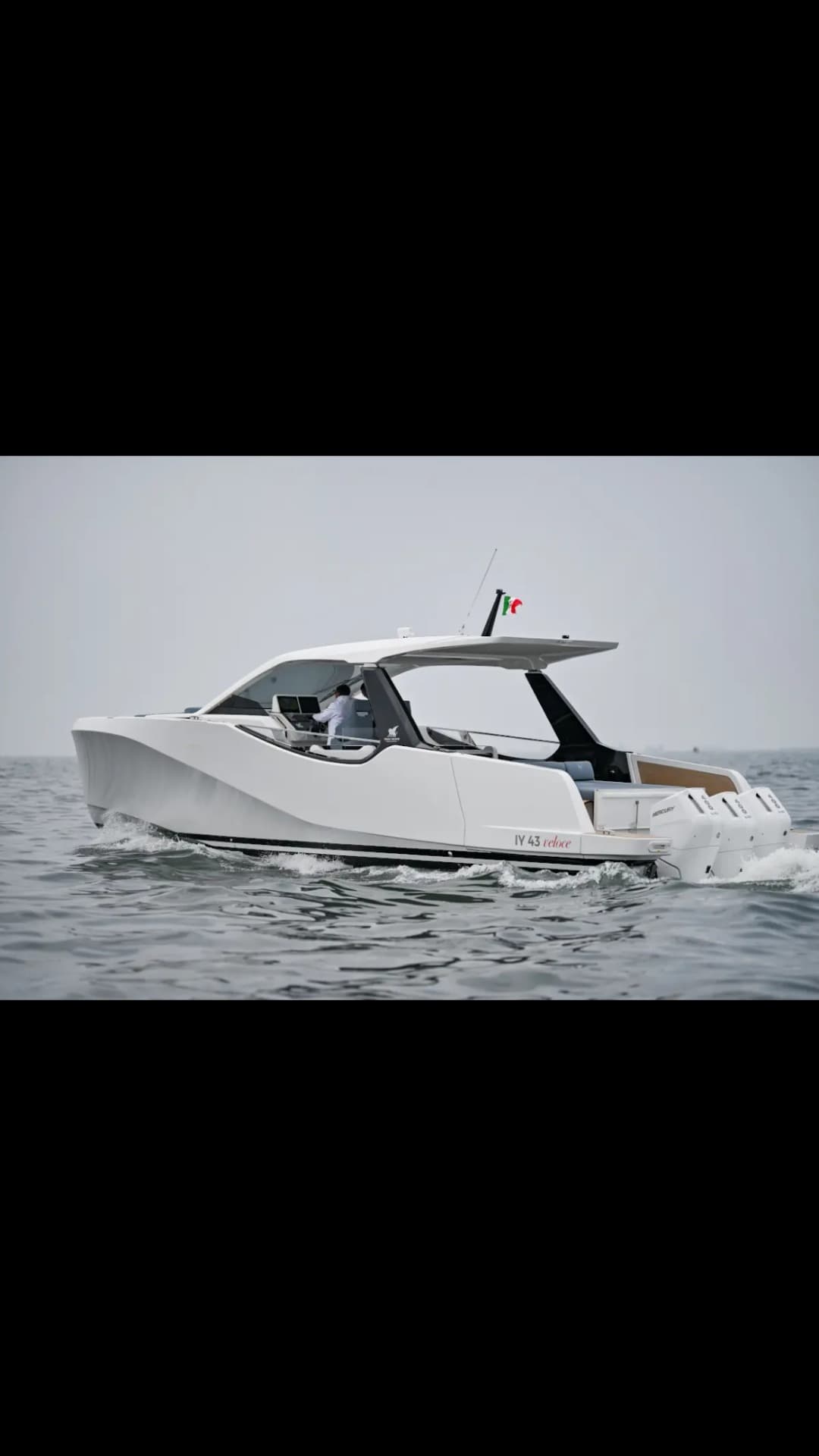 Italia Yachts IY 43 Veloce view 2