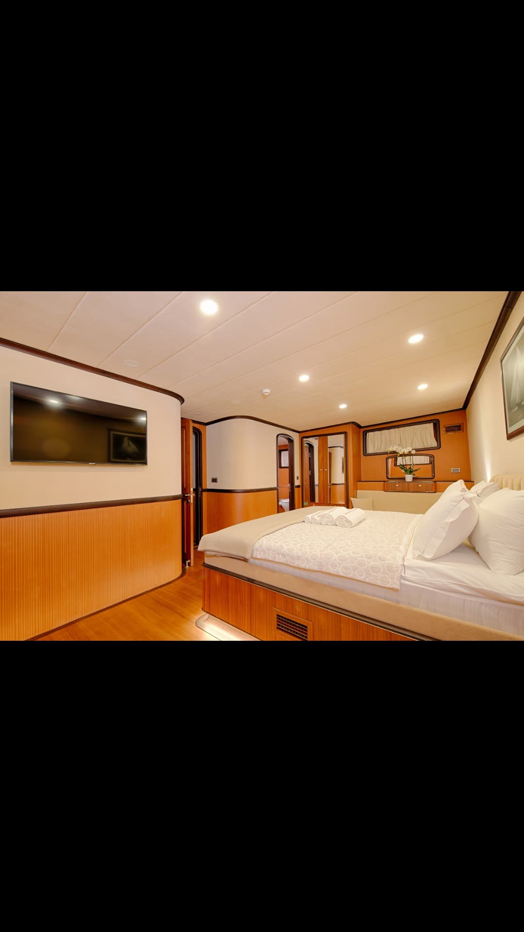 QUEEN OF SALMAKIS view 90
