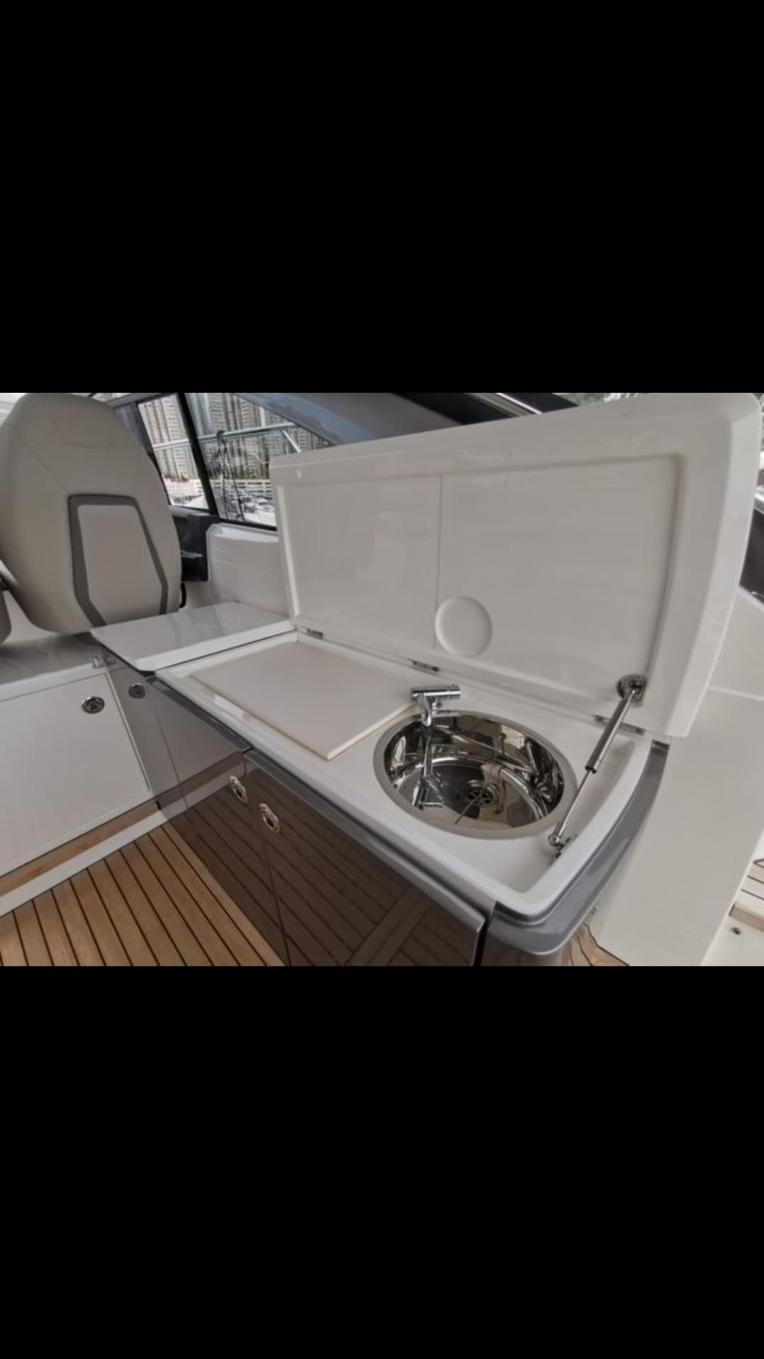 Princess V40 view 17