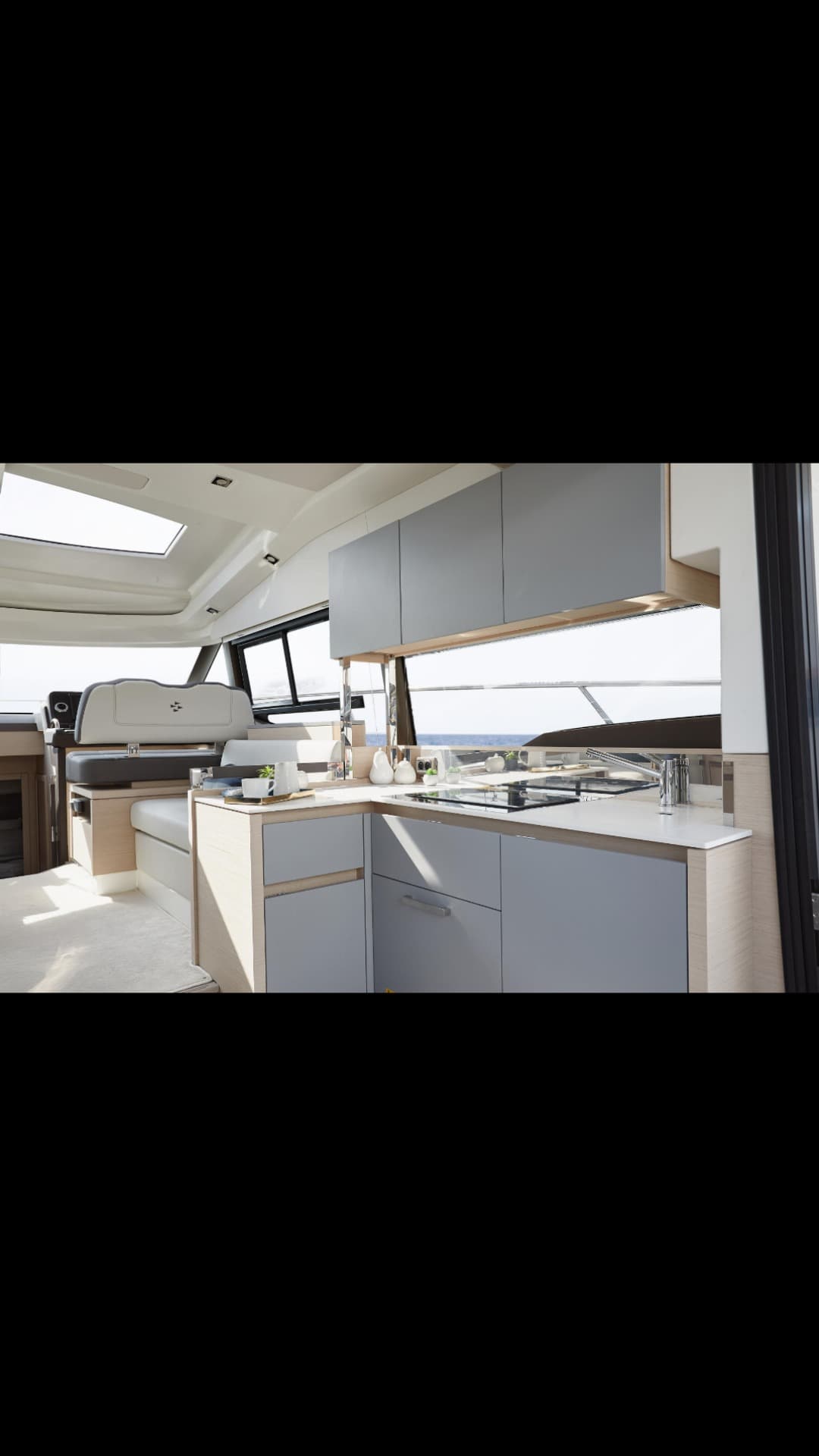Prestige 460S view 8