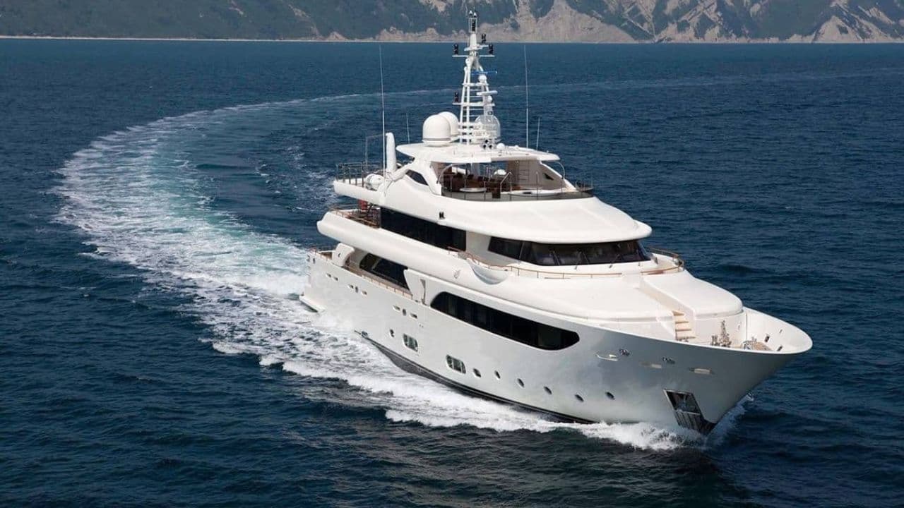 Custom 43M view 3