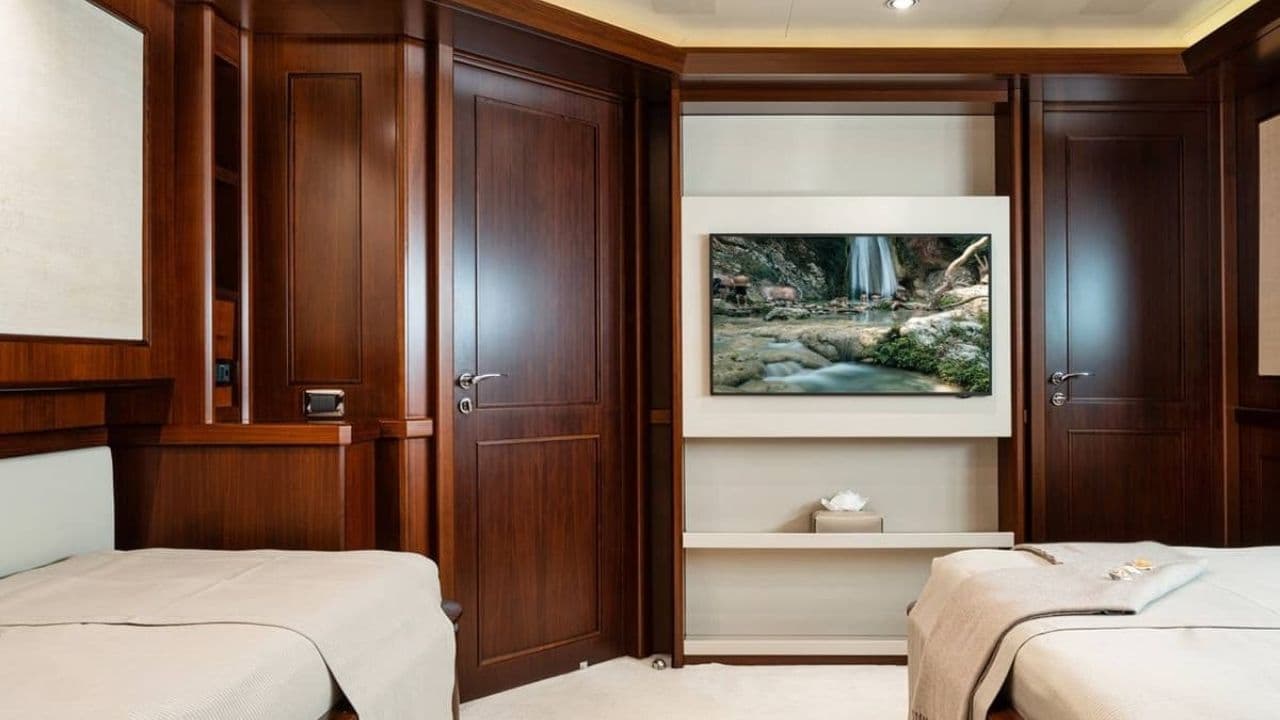 Custom 43M view 13