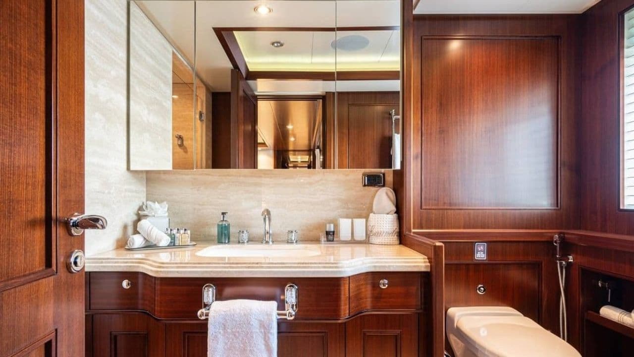 Custom 43M view 19