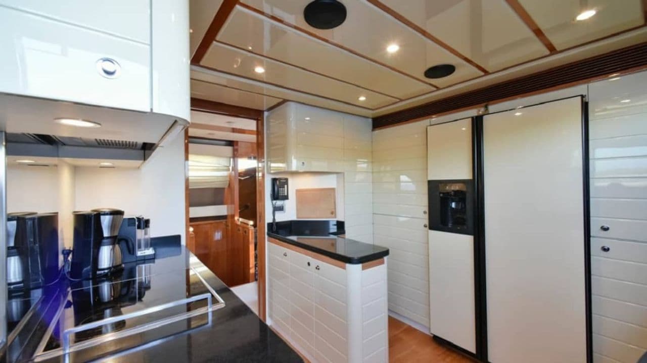 Ferretti 881 view 12