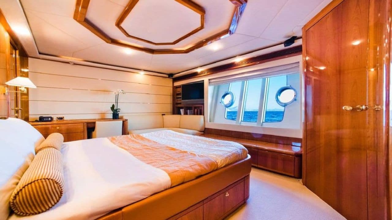 Ferretti 881 view 14
