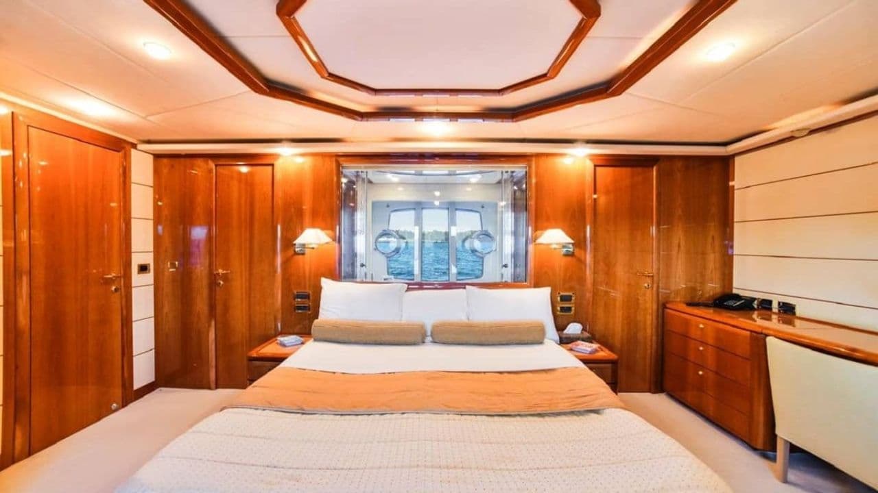 Ferretti 881 view 16