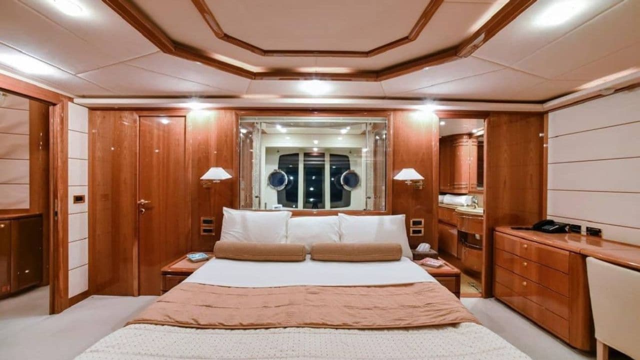 Ferretti 881 view 17