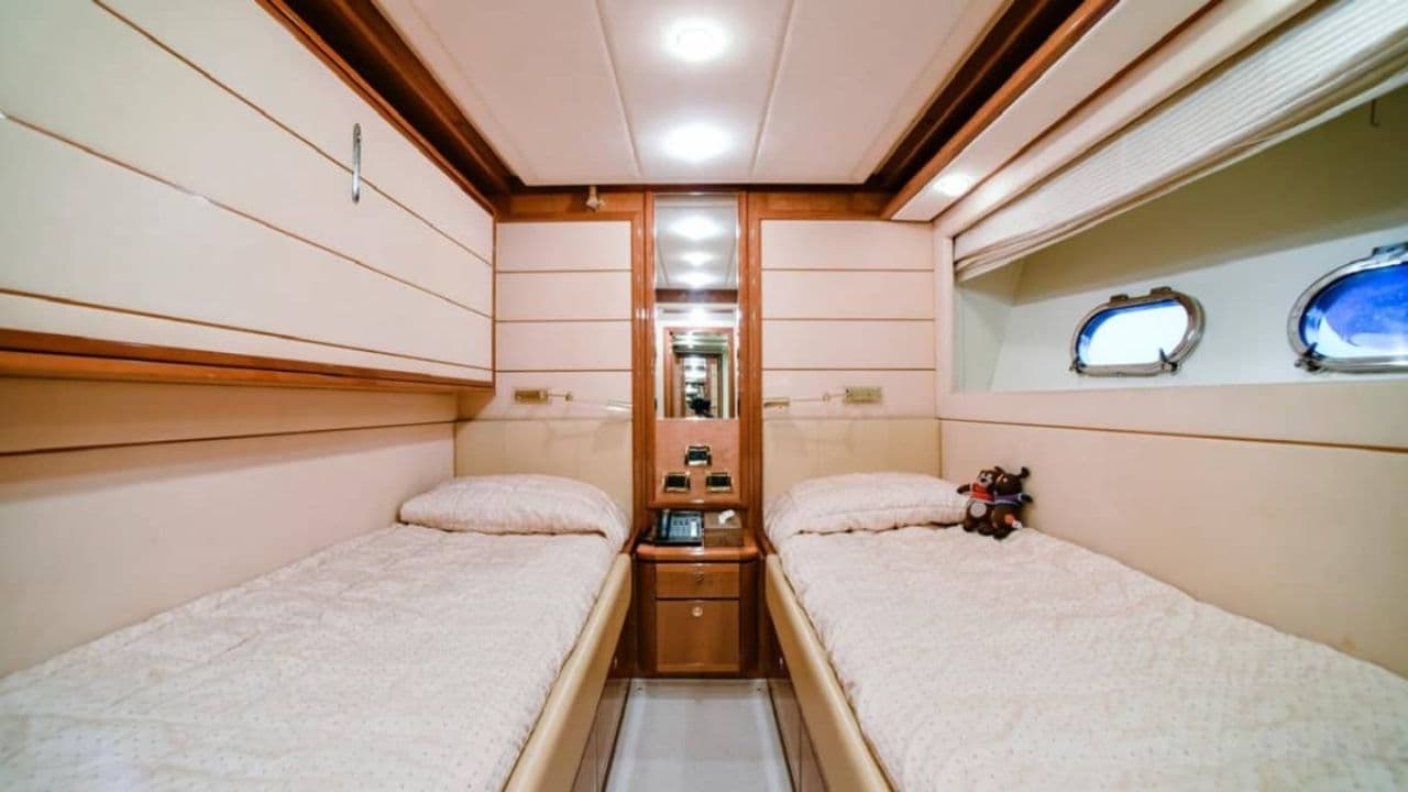Ferretti 881 view 21