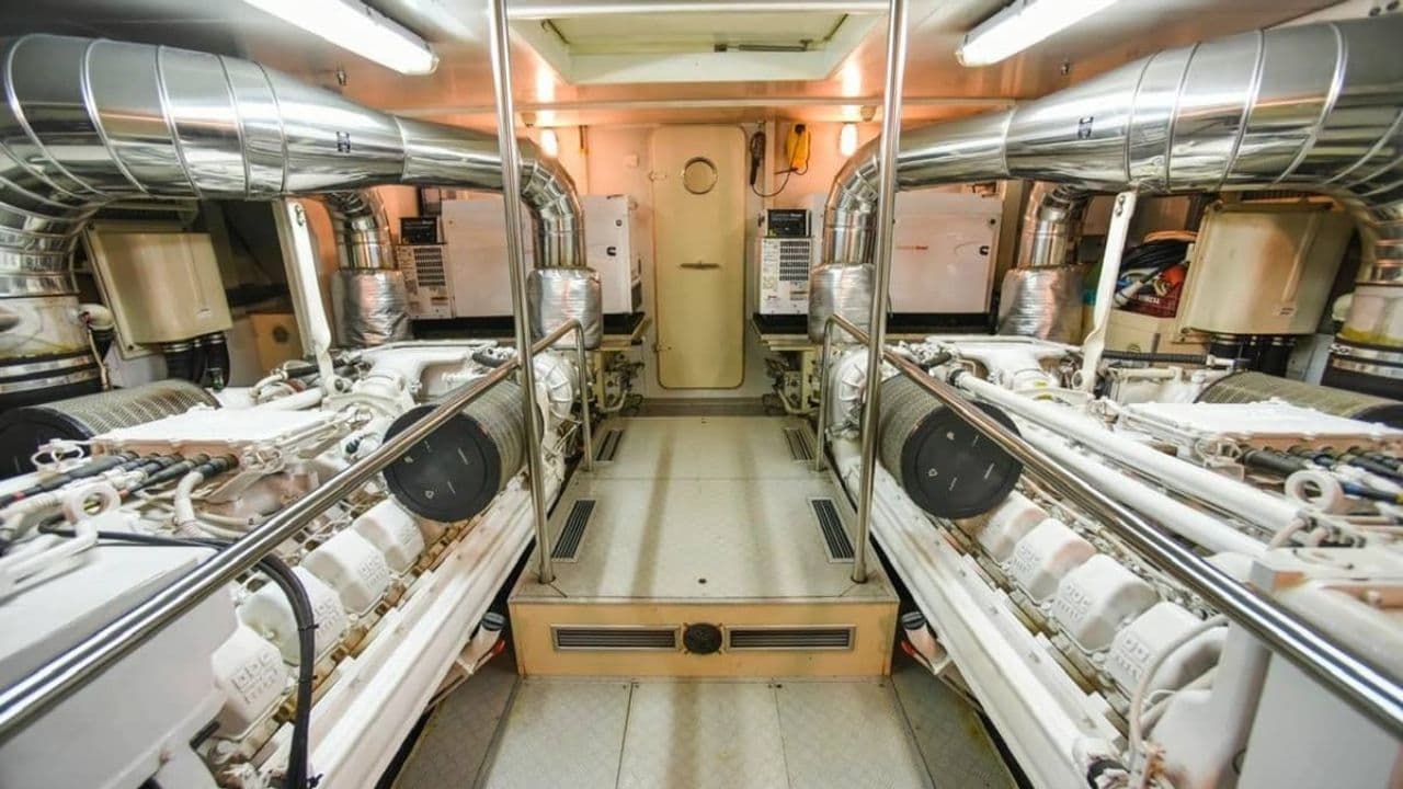 Ferretti 881 view 24
