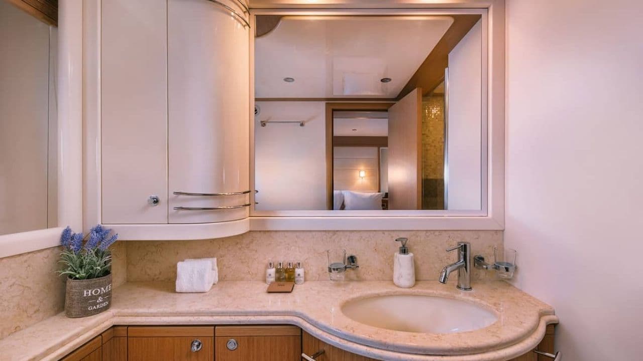 Ferretti 830 view 24