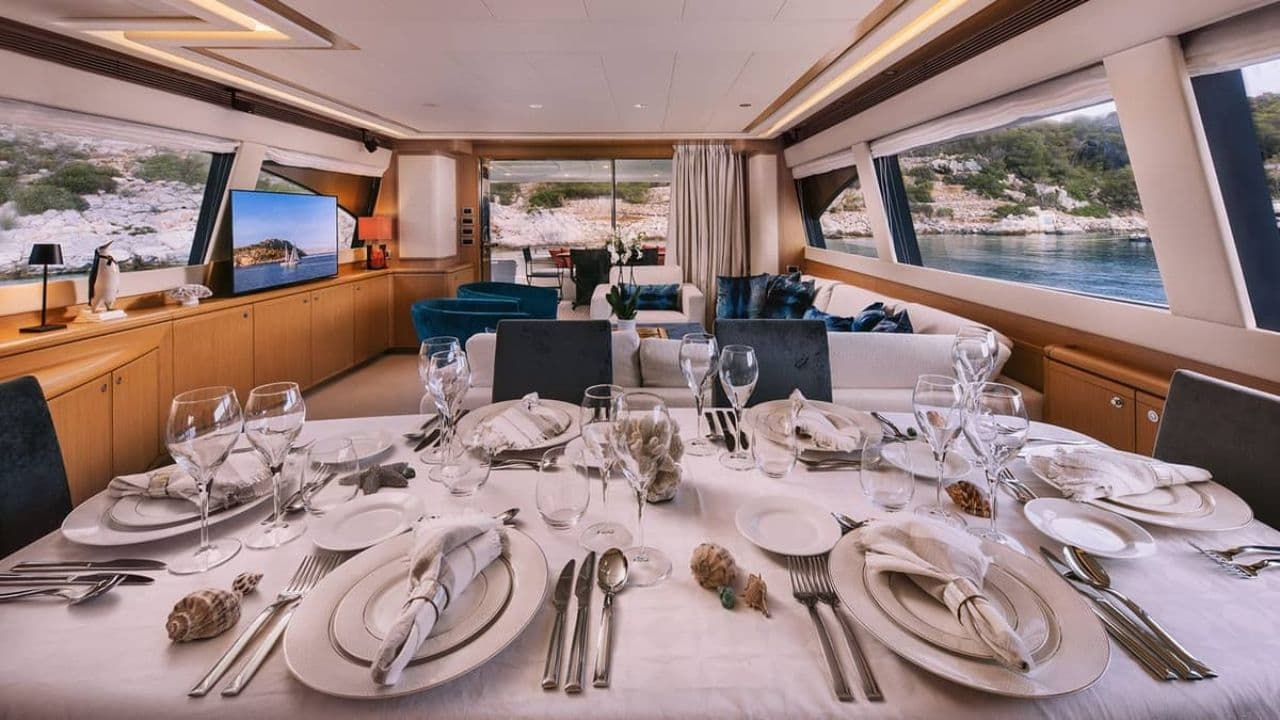 Ferretti 830 view 16