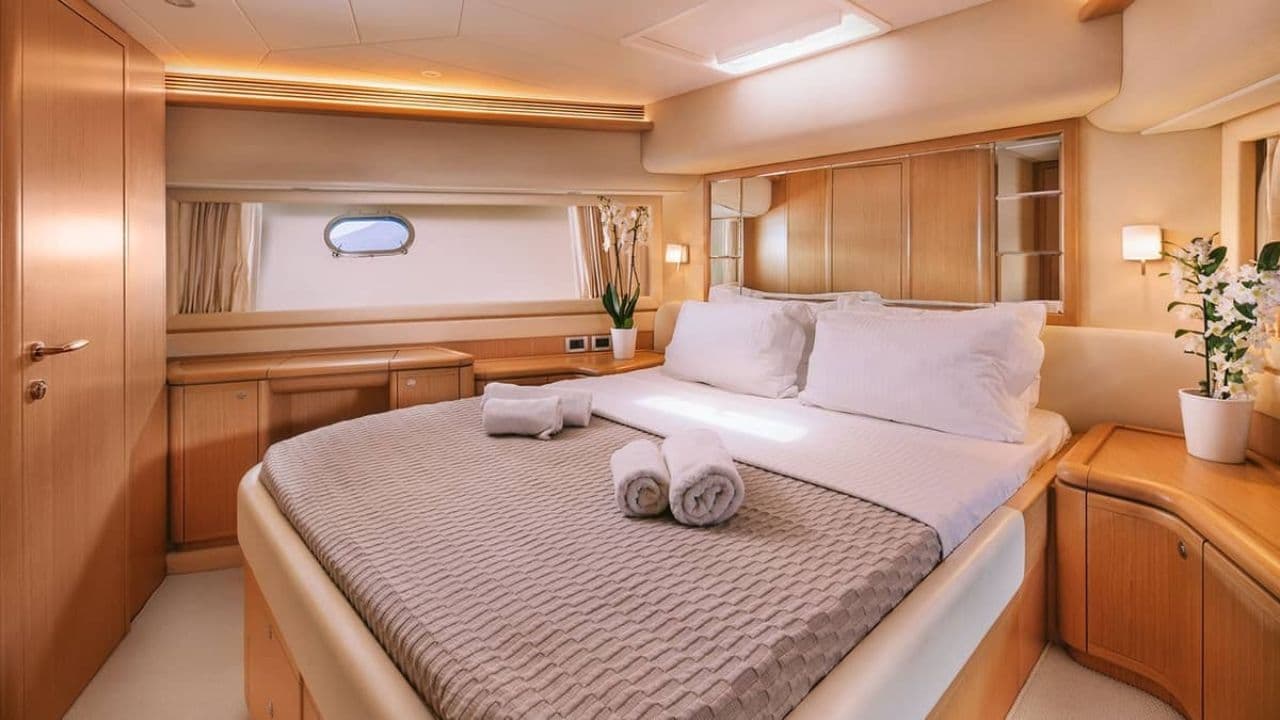 Ferretti 830 view 22