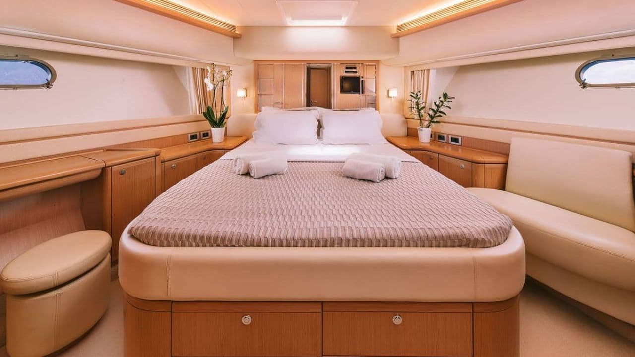 Ferretti 830 view 21