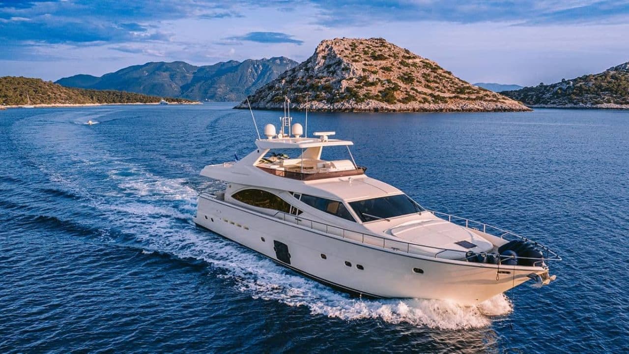 Ferretti 830 view 4