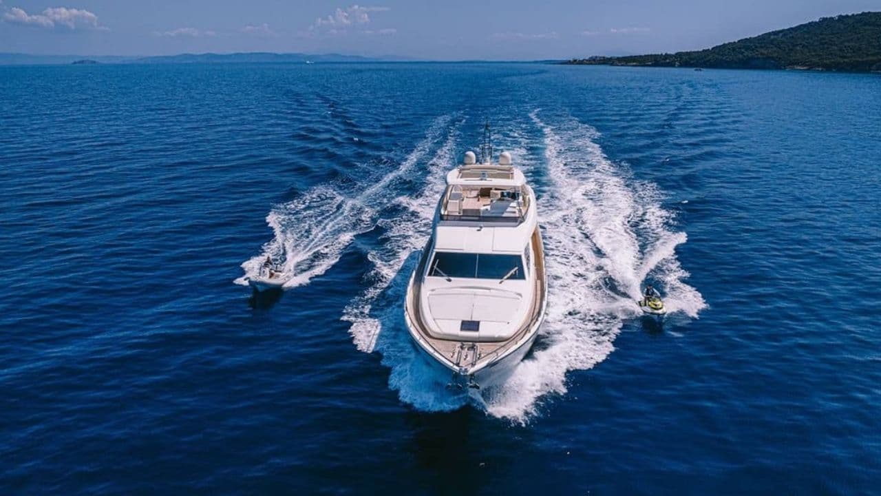 Ferretti 830 view 9