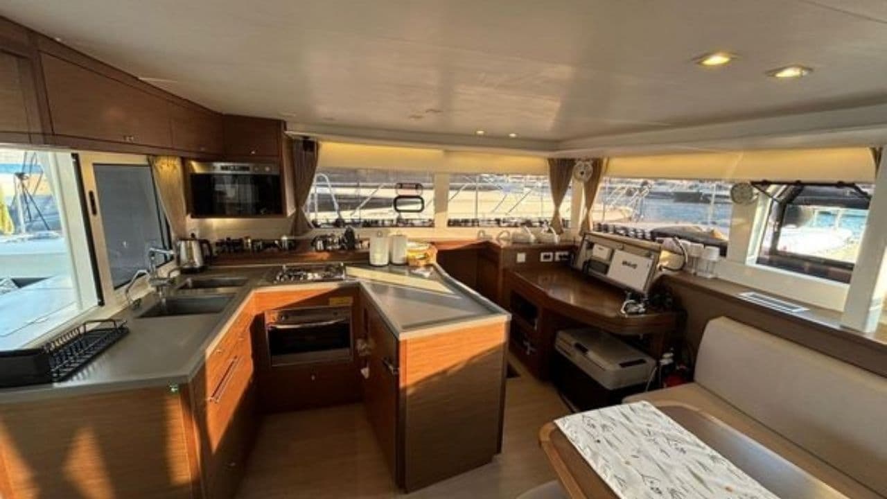Lagoon 450 F view 15