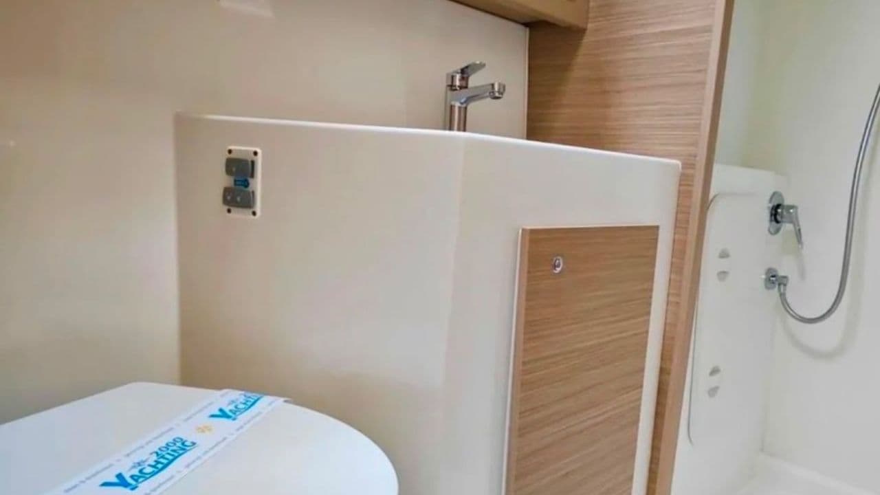 Lagoon 42  view 17