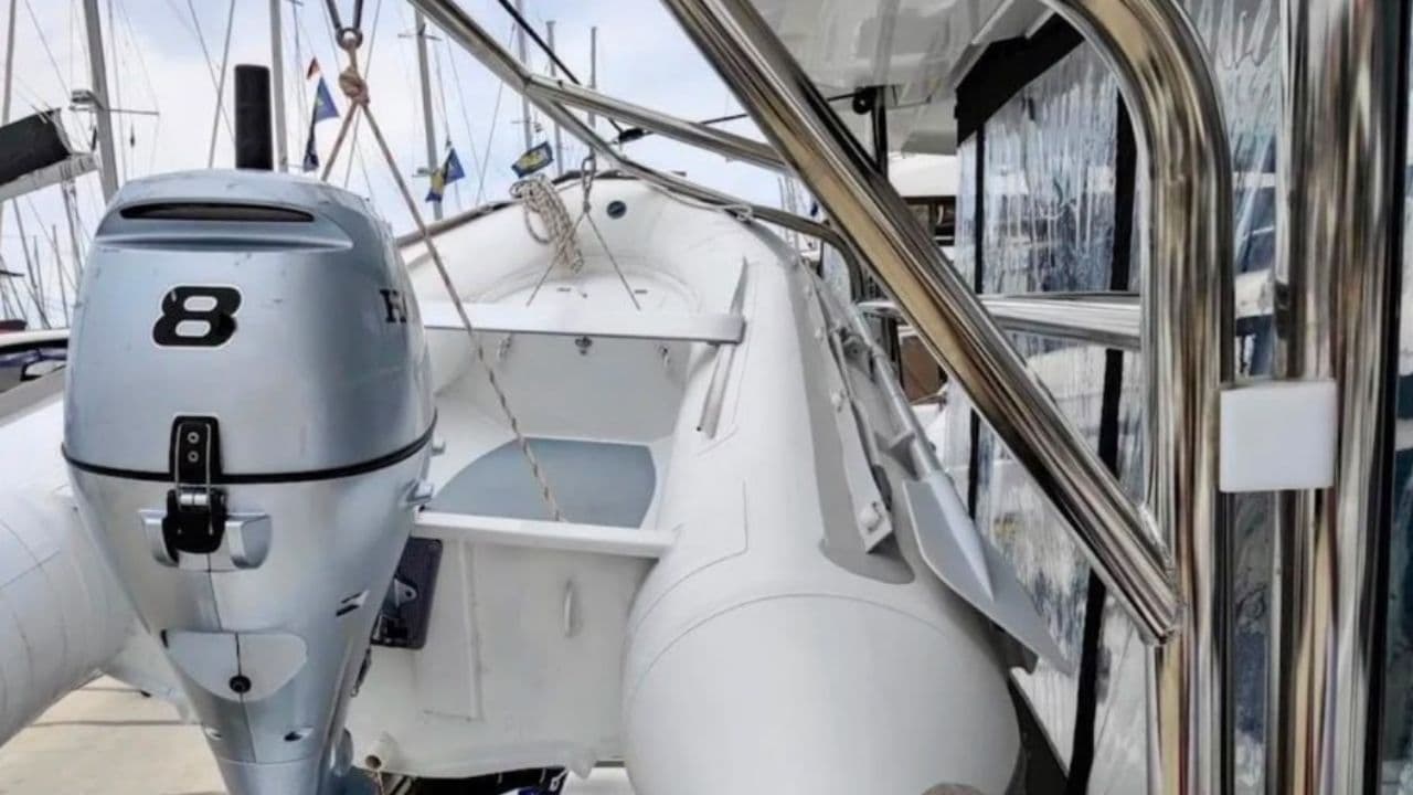 Lagoon 42  view 5