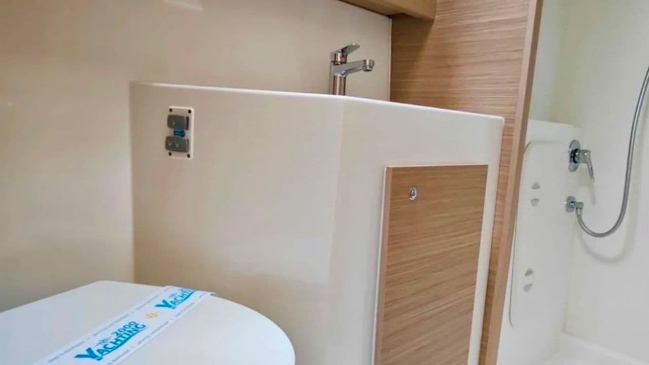 Lagoon 42  view 9