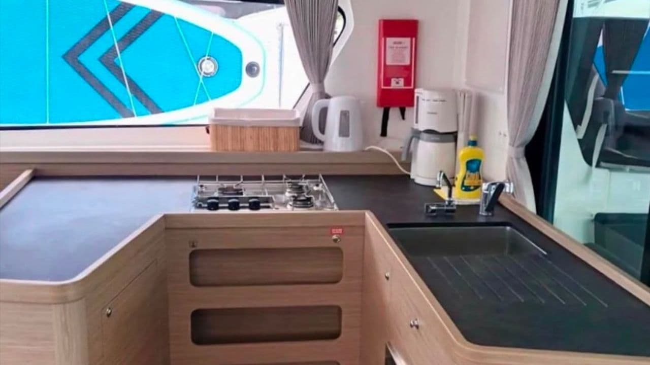 Lagoon 42  view 14