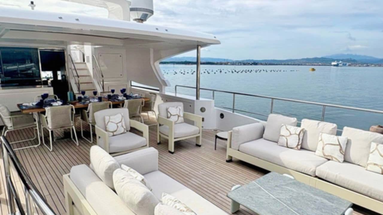 Benetti Delfino 95 view 6