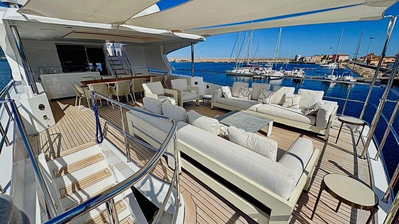 Benetti Delfino 95 view 3