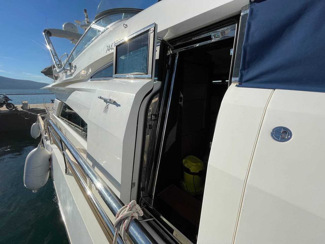 Fairline Squadron 78 view 32