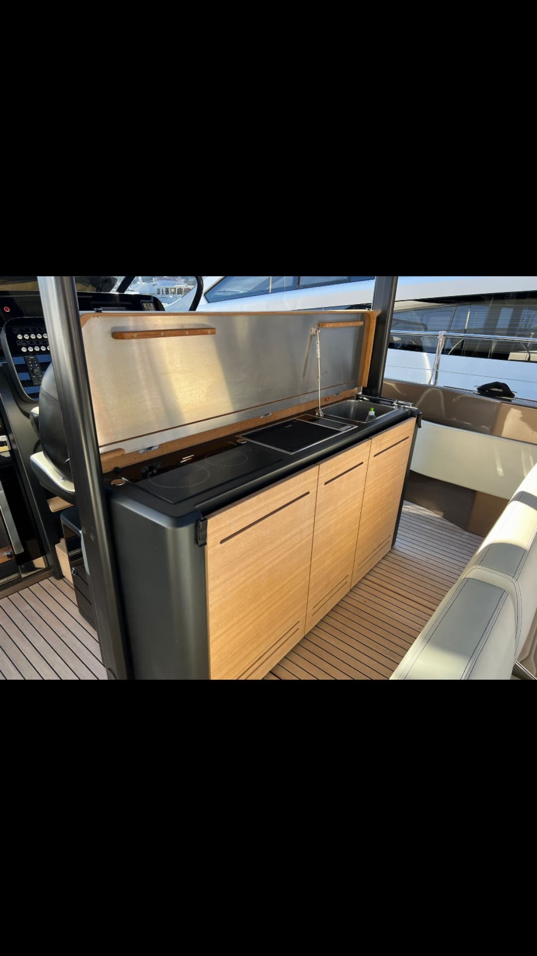 Cranchi 46 Luxury Motor Yacht view 10