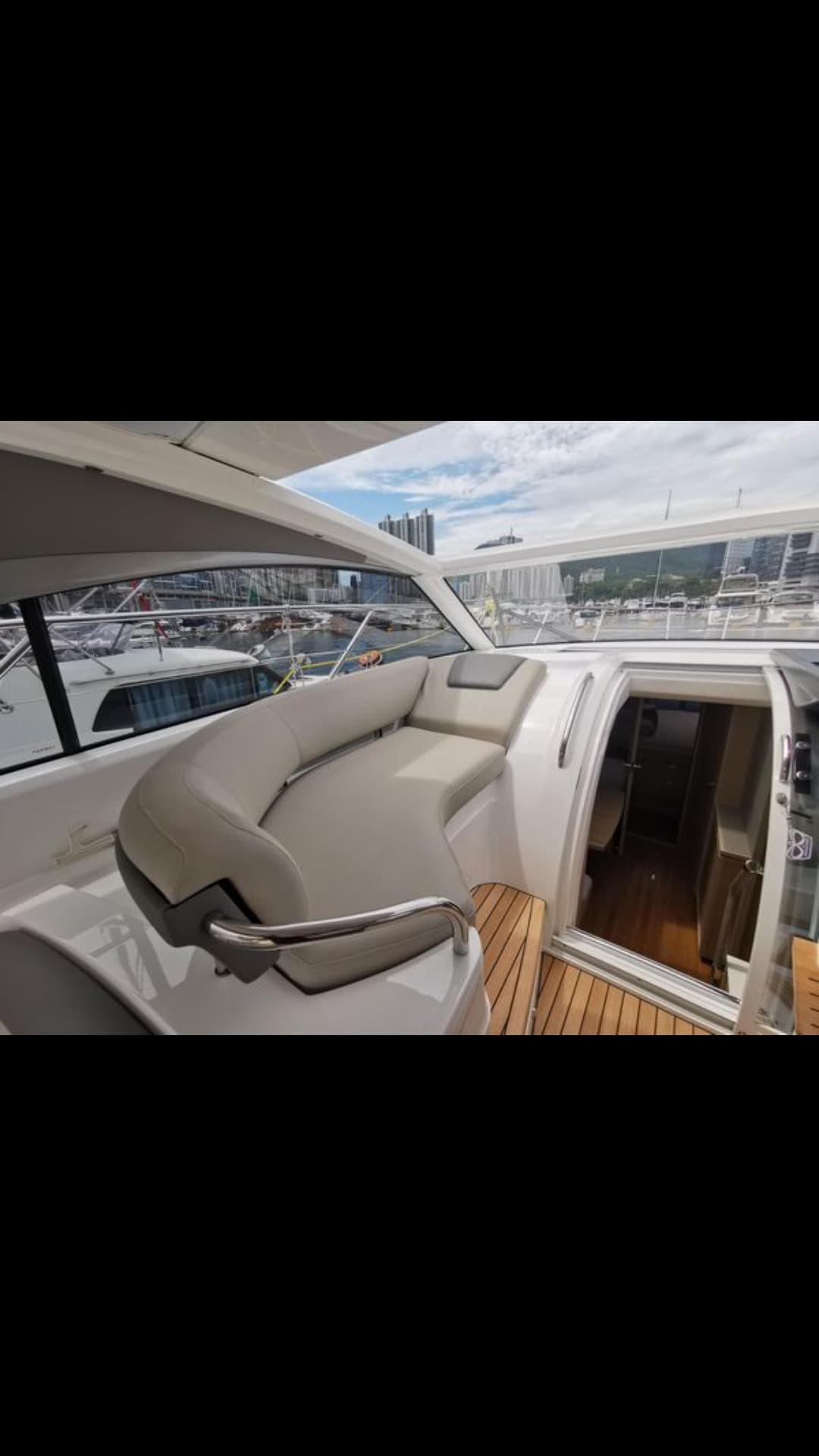 Princess V40 view 9