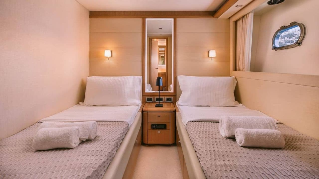 Ferretti 830 view 25