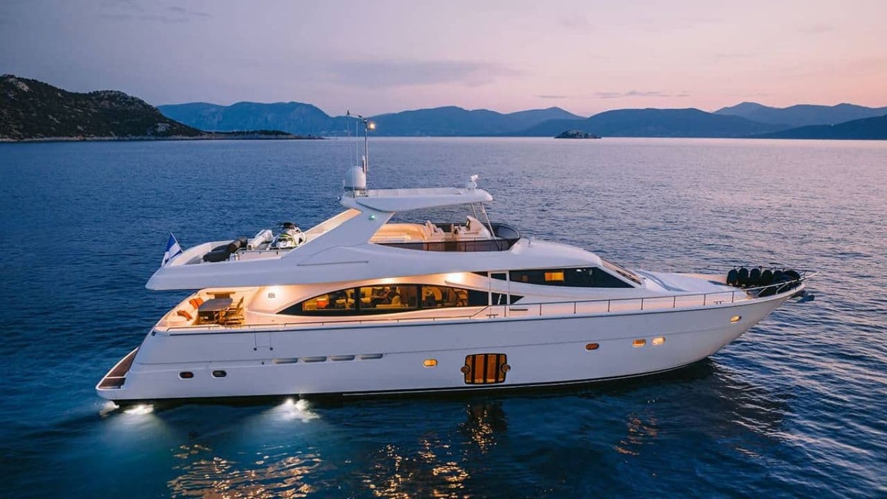 Ferretti 830 view 5