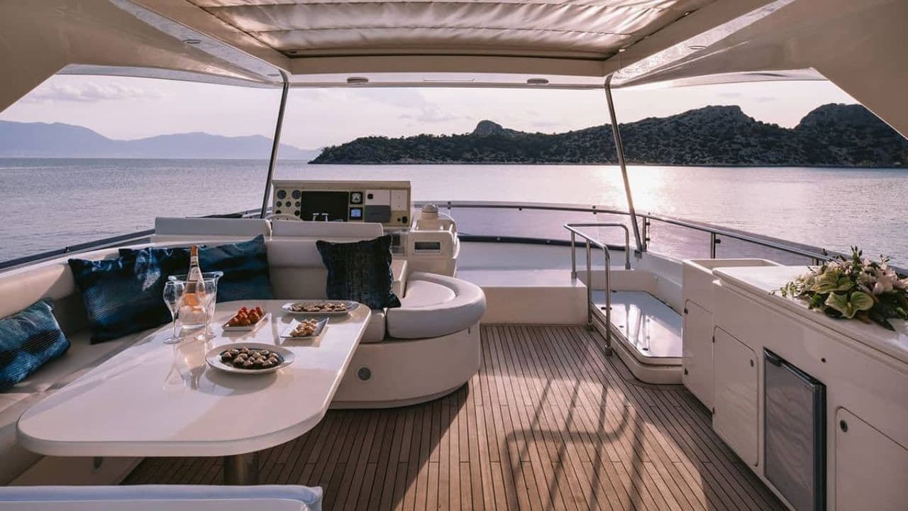 Ferretti 830 view 10