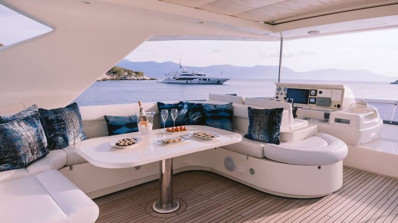 Ferretti 830 view 11