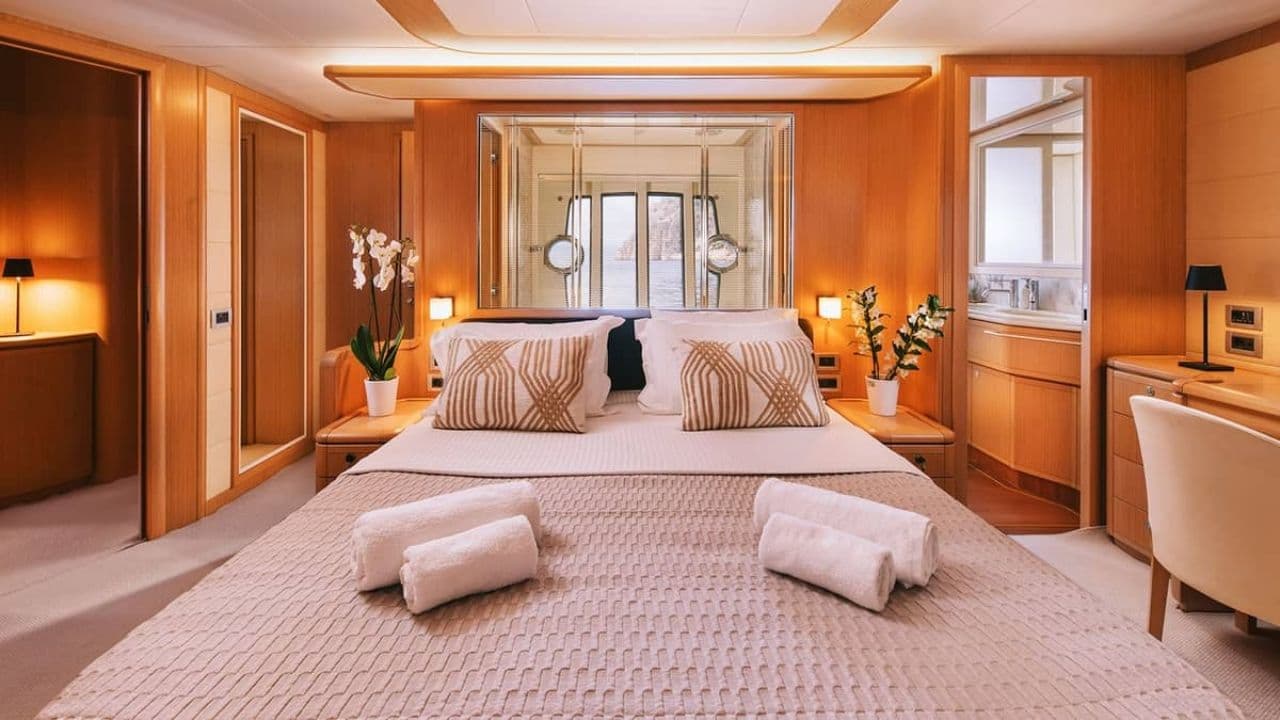 Ferretti 830 view 17