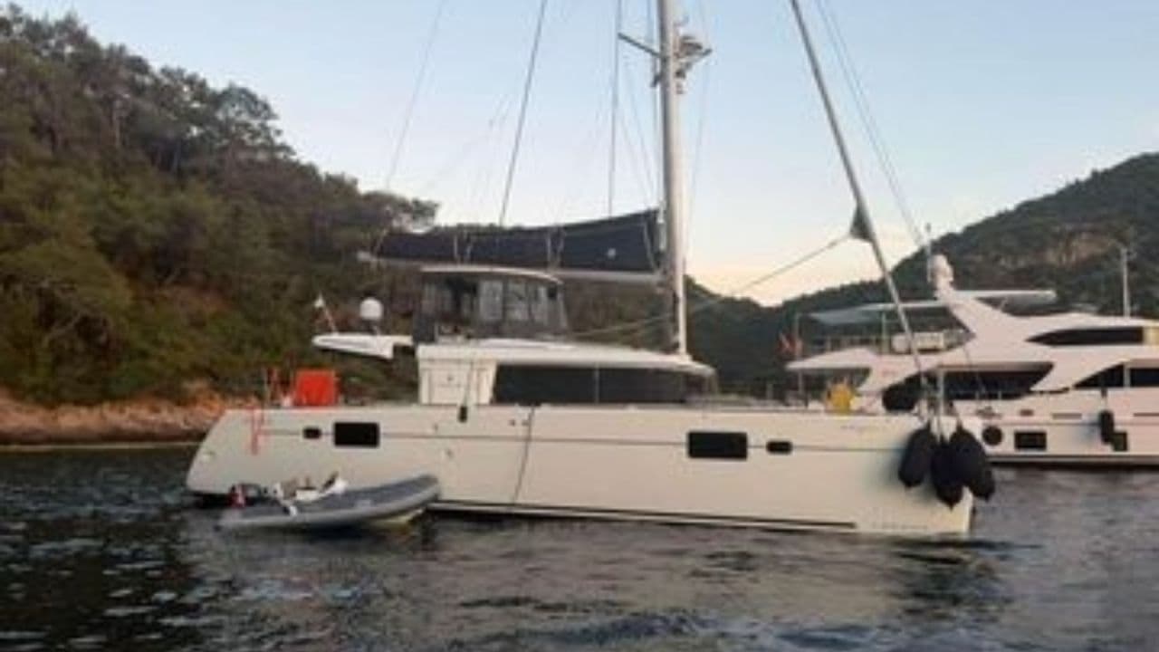Lagoon 450 F view 3