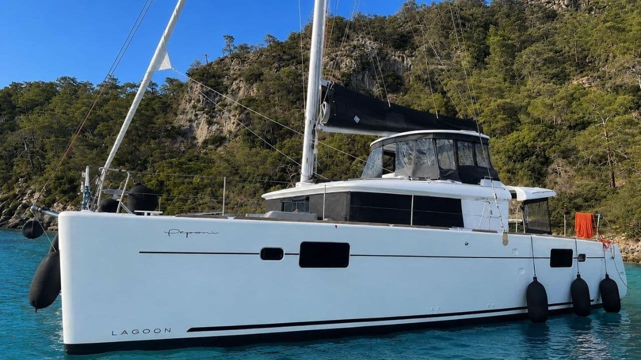 Lagoon 450 F view 1