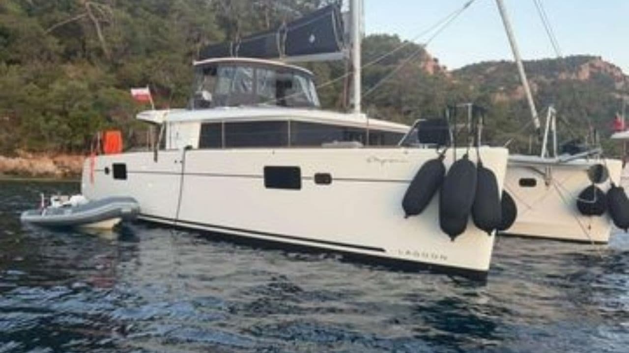 Lagoon 450 F view 2