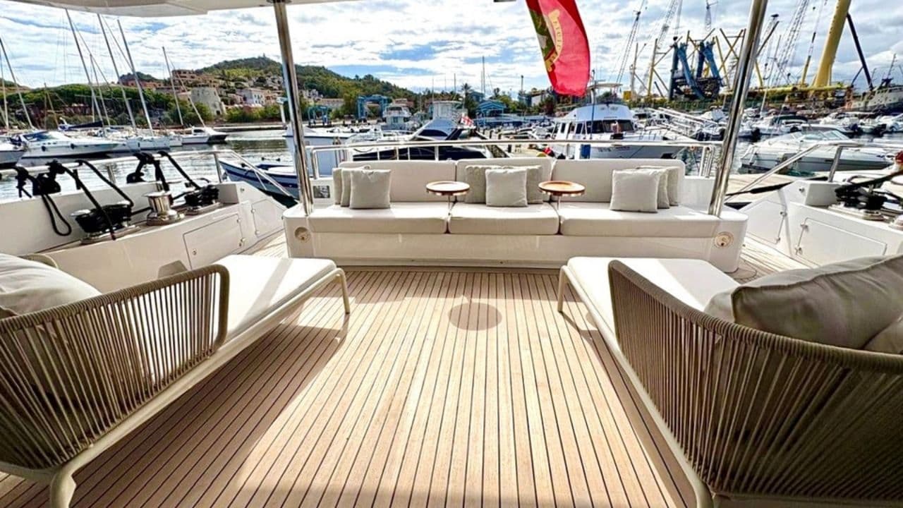 Benetti Delfino 95 view 9