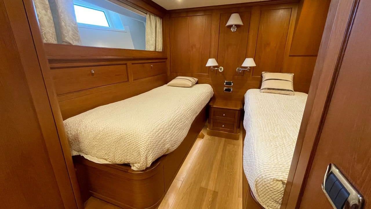HEESEN 83 view 27