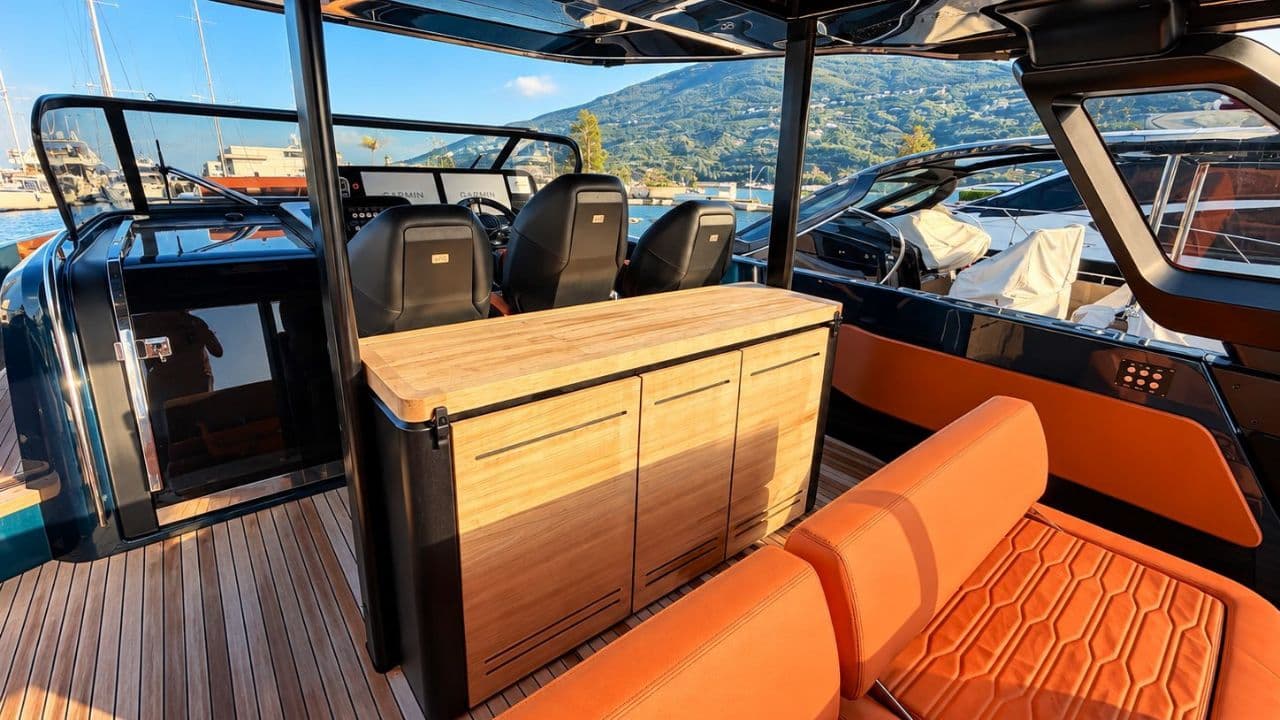 Cranchi A46 Luxury Tender view 7